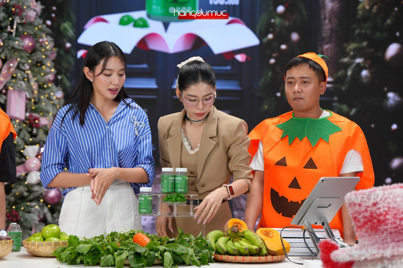 Thùy Tiên, Hằng Du Mục và Quang Linh (từ trái sang) trong một phiên livestream về kẹo rau củ.