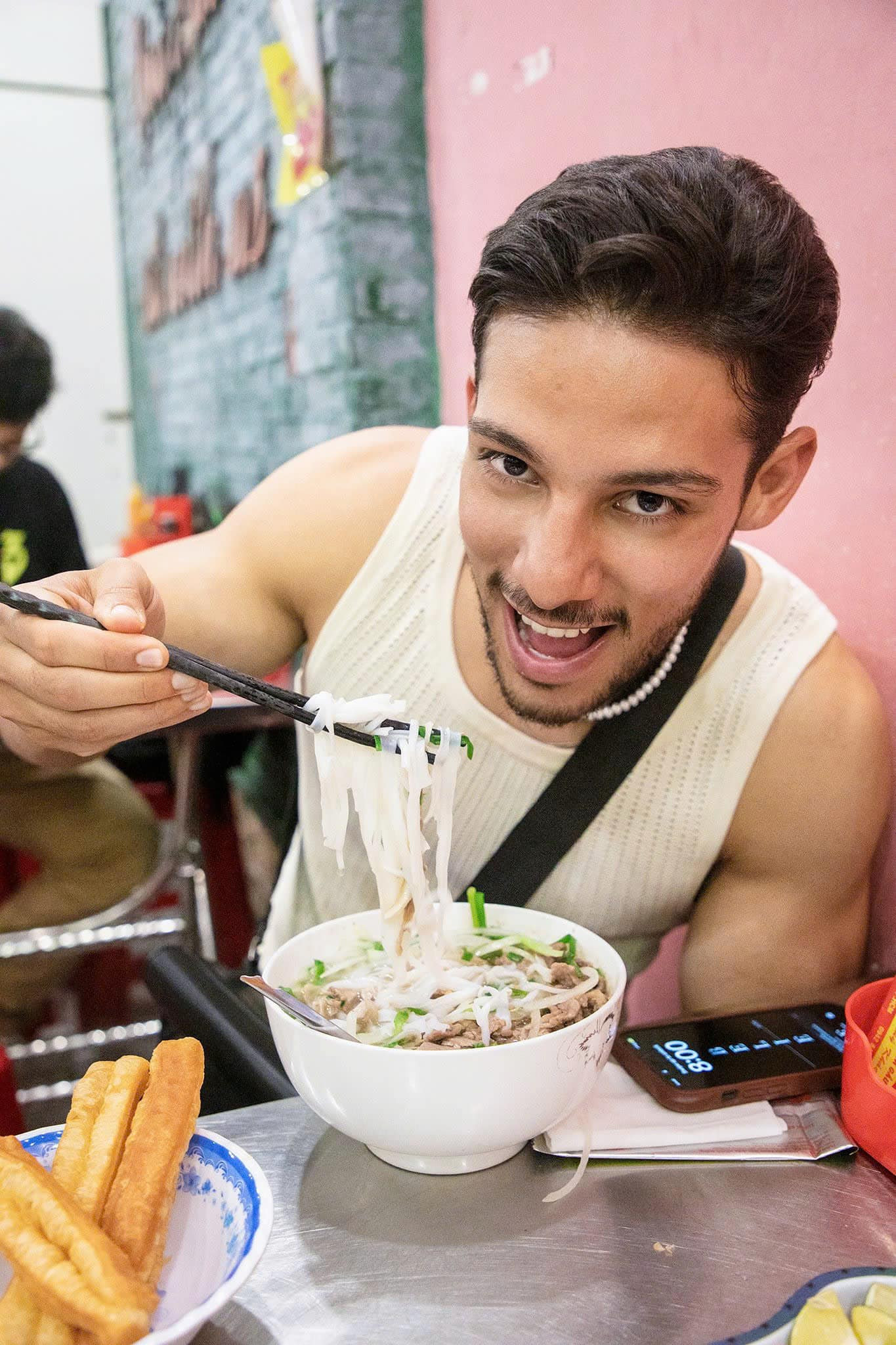 Vừa đặt chân đến TPHCM, Mr World Mexico thưởng thức đặc sản Việt Nam là phở. Alan Salazar ăn phở chấm quẩy, hào hứng khoe việc “ăn sạch” tô phở size lớn. Đại diện Mexico nói anh sẵn sàng cho chặng hành trình của Mr World diễn ra tại Việt Nam.