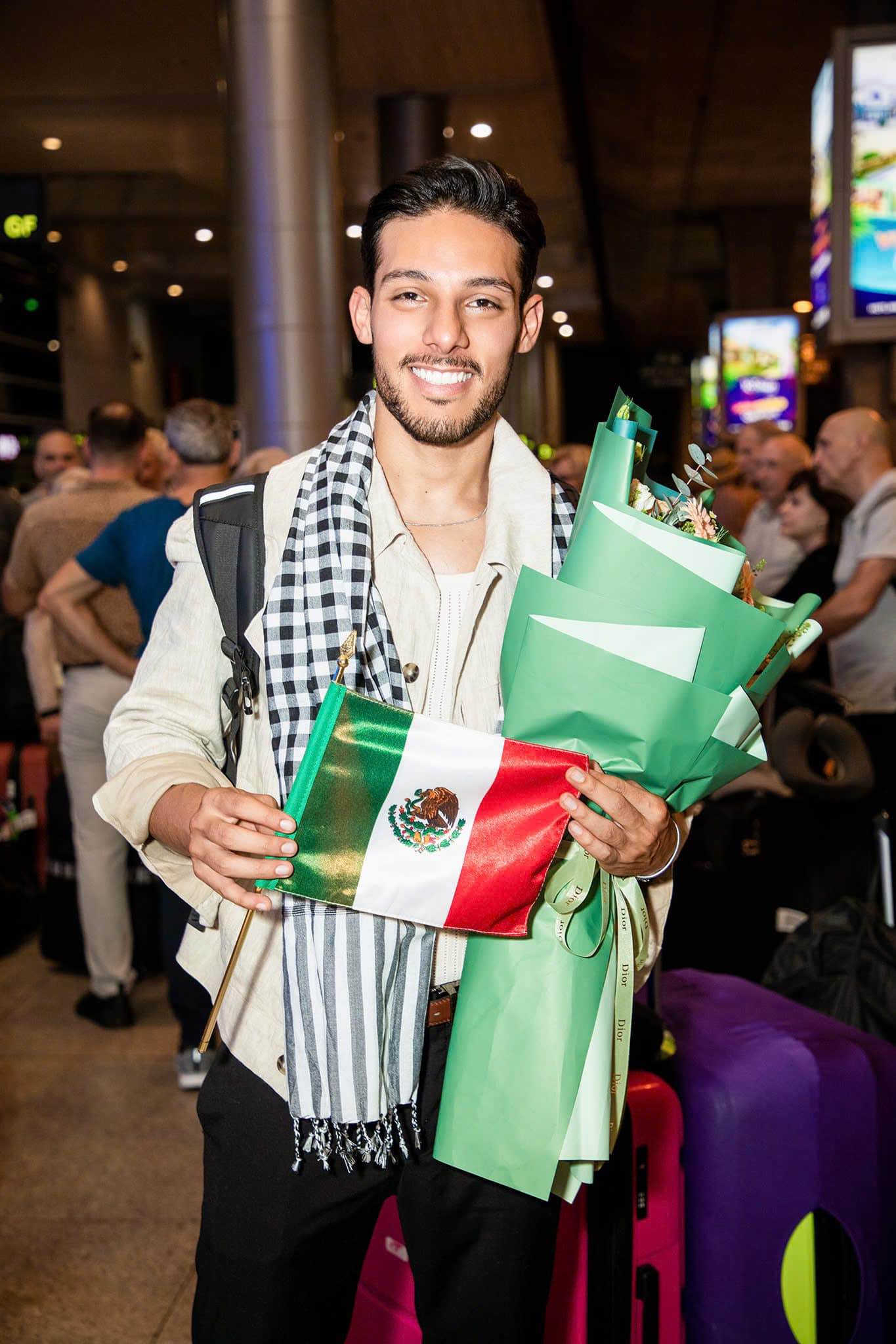 Alan Salazar - Mr World Mexico 2024 - đến Việt Nam tối 3/11. Nam vương 24 tuổi hiện là kỹ sư môi trường, người mẫu và huấn luyện viên thể hình.