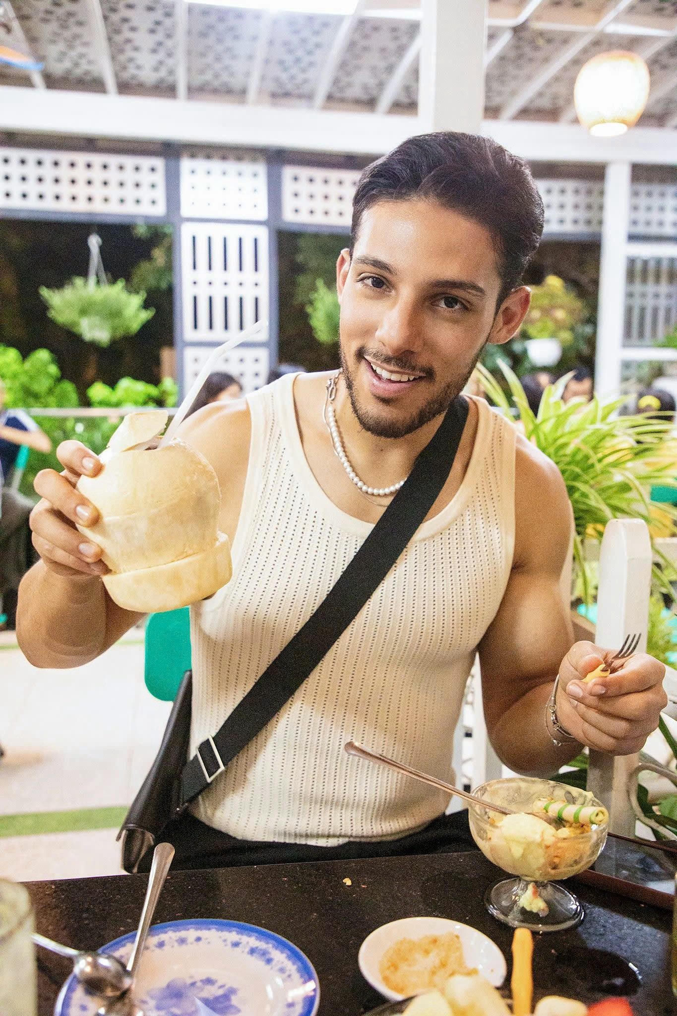 Vừa đặt chân đến TPHCM, Mr World Mexico thưởng thức đặc sản Việt Nam là phở. Alan Salazar ăn phở chấm quẩy, hào hứng khoe việc “ăn sạch” tô phở size lớn. Đại diện Mexico nói anh sẵn sàng cho chặng hành trình của Mr World diễn ra tại Việt Nam.