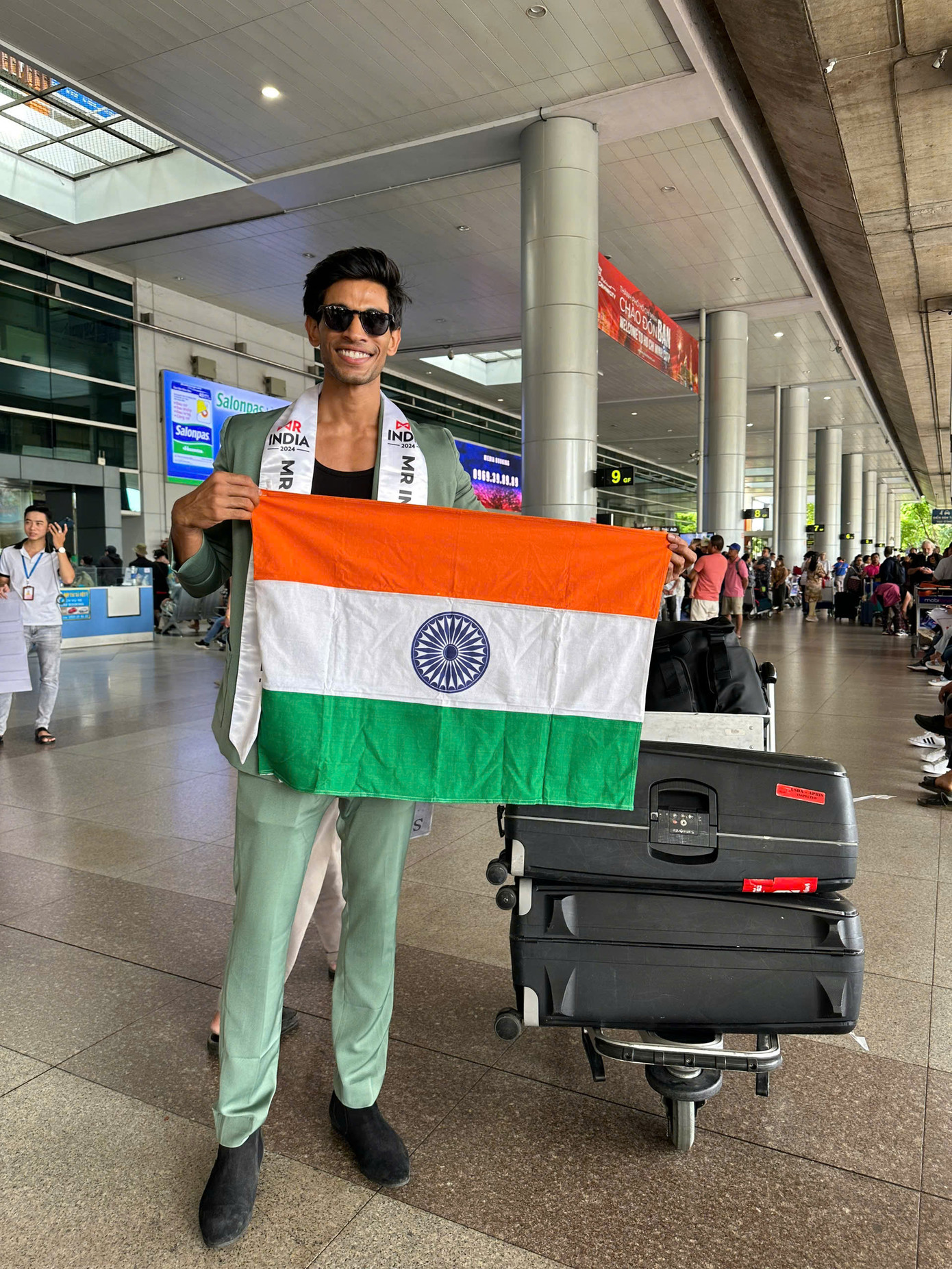 Nam vương Thế giới Ấn Độ đáp chuyến bay đến TPHCM sáng 4/11. Gokul Ganesan gây ấn tượng với chiều cao 1,9 m. Anh là người mẫu kiêm doanh nhân, làm chủ thương hiệu thời trang riêng nổi tiếng ở Ấn Độ.