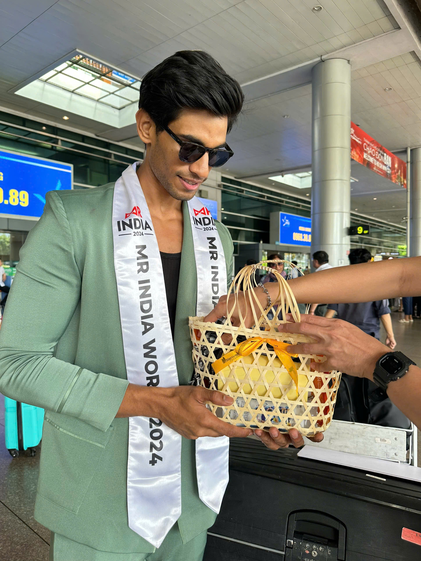 Nam vương Thế giới Ấn Độ đáp chuyến bay đến TPHCM sáng 4/11. Gokul Ganesan gây ấn tượng với chiều cao 1,9 m. Anh là người mẫu kiêm doanh nhân, làm chủ thương hiệu thời trang riêng nổi tiếng ở Ấn Độ.