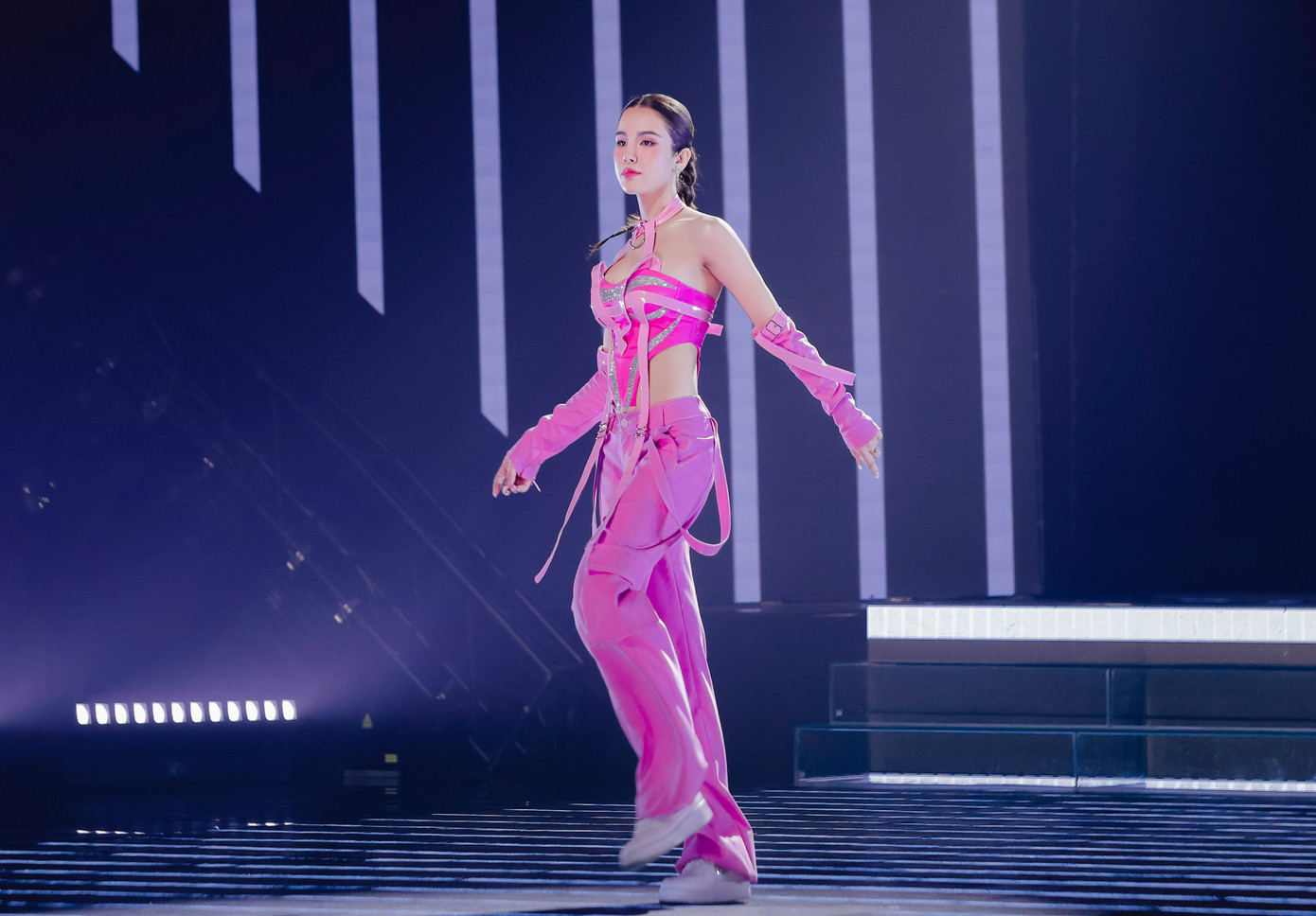 Cái tên thứ 5 trình diễn trong tập 1 chương trình là Diệp Lâm Anh. Cô mang lại phần trình diễn hip hop trên nền ca khúc I will Survive. &quot;Tôi có xuất phát điểm là vũ công. Trải qua công việc đi hát, làm người mẫu, tôi vẫn quay về với cái nôi, thể hiện bản thân mình. Do đã có hai con, tôi không còn linh hoạt như xưa nhưng vẫn mong muốn cải thiện ở những tập sau&quot;, cô chia sẻ.