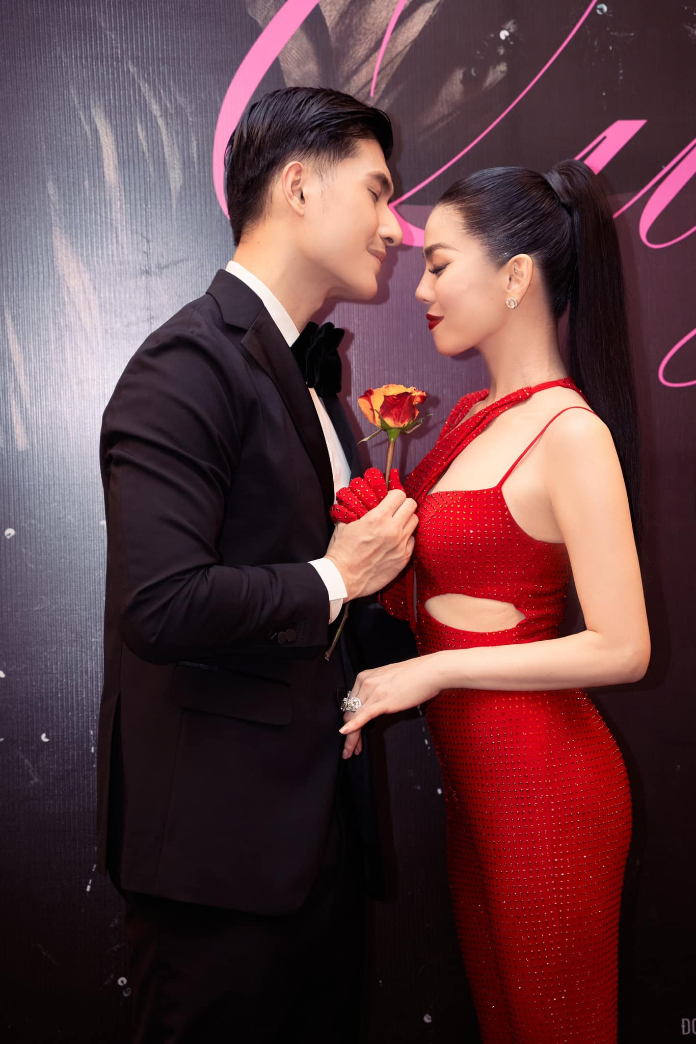 Lệ Quyên đáp trả gay gắt khi bị nói yêu tình trẻ là scandal. Lệ Quyên đáp trả gay gắt khi bị nói yêu tình trẻ là scandal.