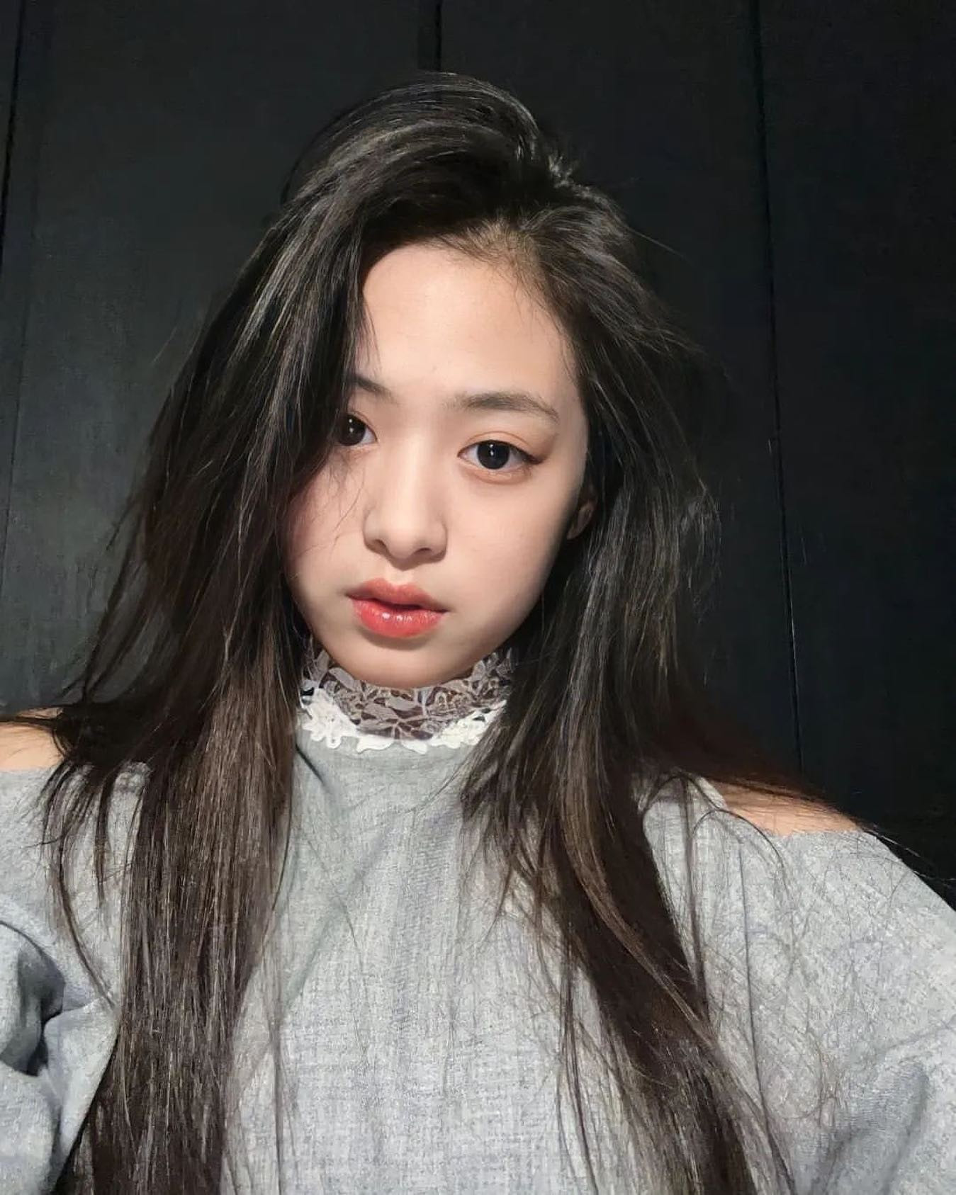 Ahyeon (ảnh trái) và Chiquita (ảnh phải) được nhận xét có nhiều điểm tương đồng với Jennie, Lisa. Ahyeon (ảnh trái) và Chiquita (ảnh phải) được nhận xét có nhiều điểm tương đồng với Jennie, Lisa.