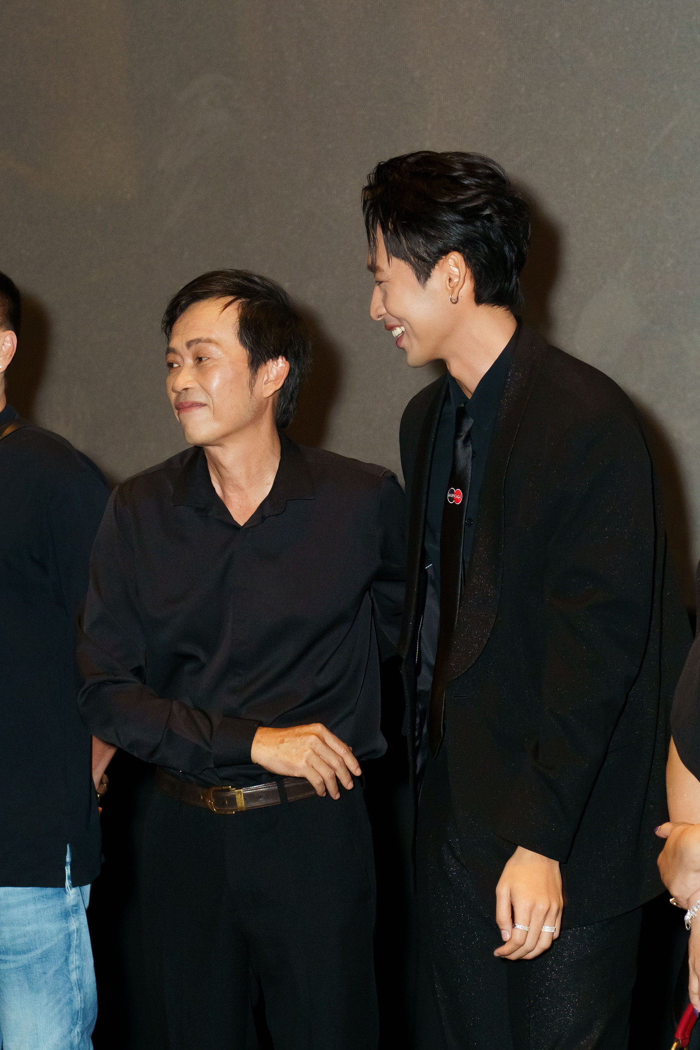 Hoài Linh cõng Tuấn Trần, tái hiện cảnh trong phim Làm giàu với ma. Hoài Linh cõng Tuấn Trần, tái hiện cảnh trong phim Làm giàu với ma.