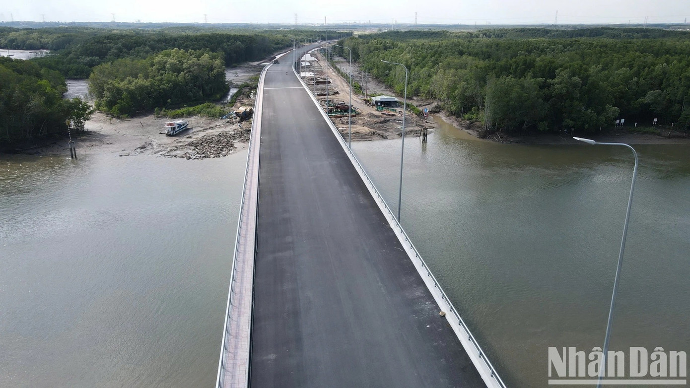 Tuyến đường duy nhất ra vào cảng Phước An hoàn thành những công đoạn cuối cùng sau 2 năm thi công.