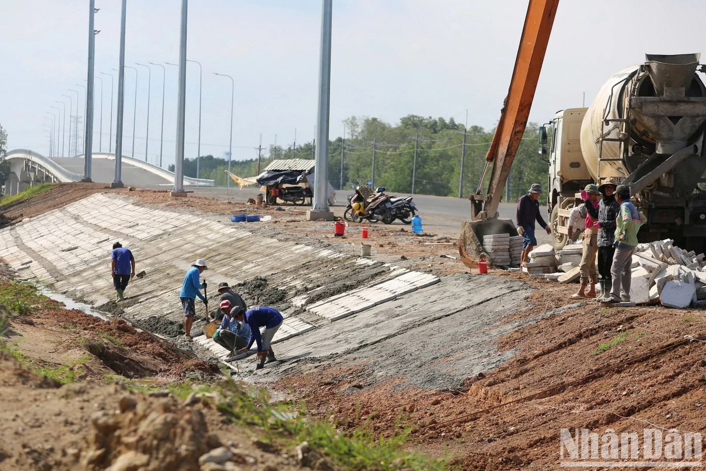 Thi công đoạn gần cầu Tắc Nhã Phương trên tuyến đường kết nối cảng Phước An.