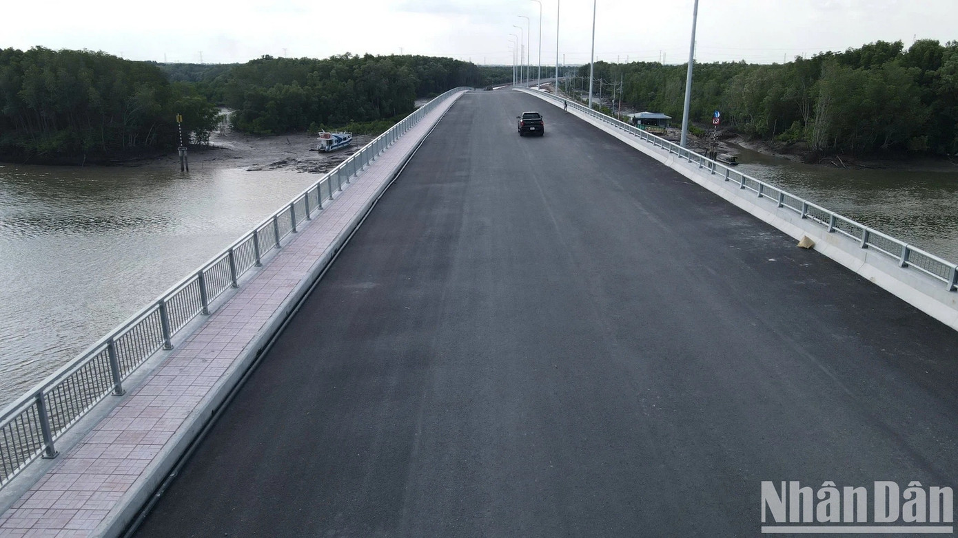 Tuyến đường hoàn tất thảm nhựa, chuẩn bị đưa vào khai thác.