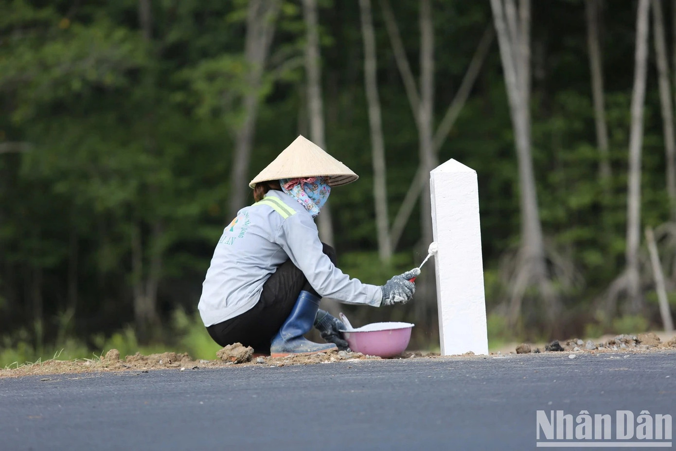 Công nhân hoàn thiện những công đoạn cuối cùng tuyến đường.