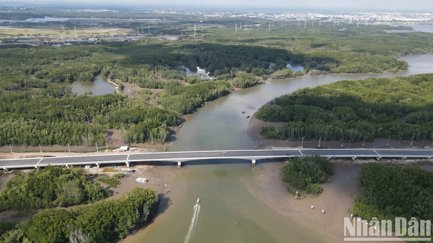 Trên tuyến đường có cầu Tắc Nhã Phương là hạng mục quan trọng nhất của dự án. Cầu có tổng mức đầu tư hơn 400 tỷ đồng, với chiều dài 682m rộng 12,85m.