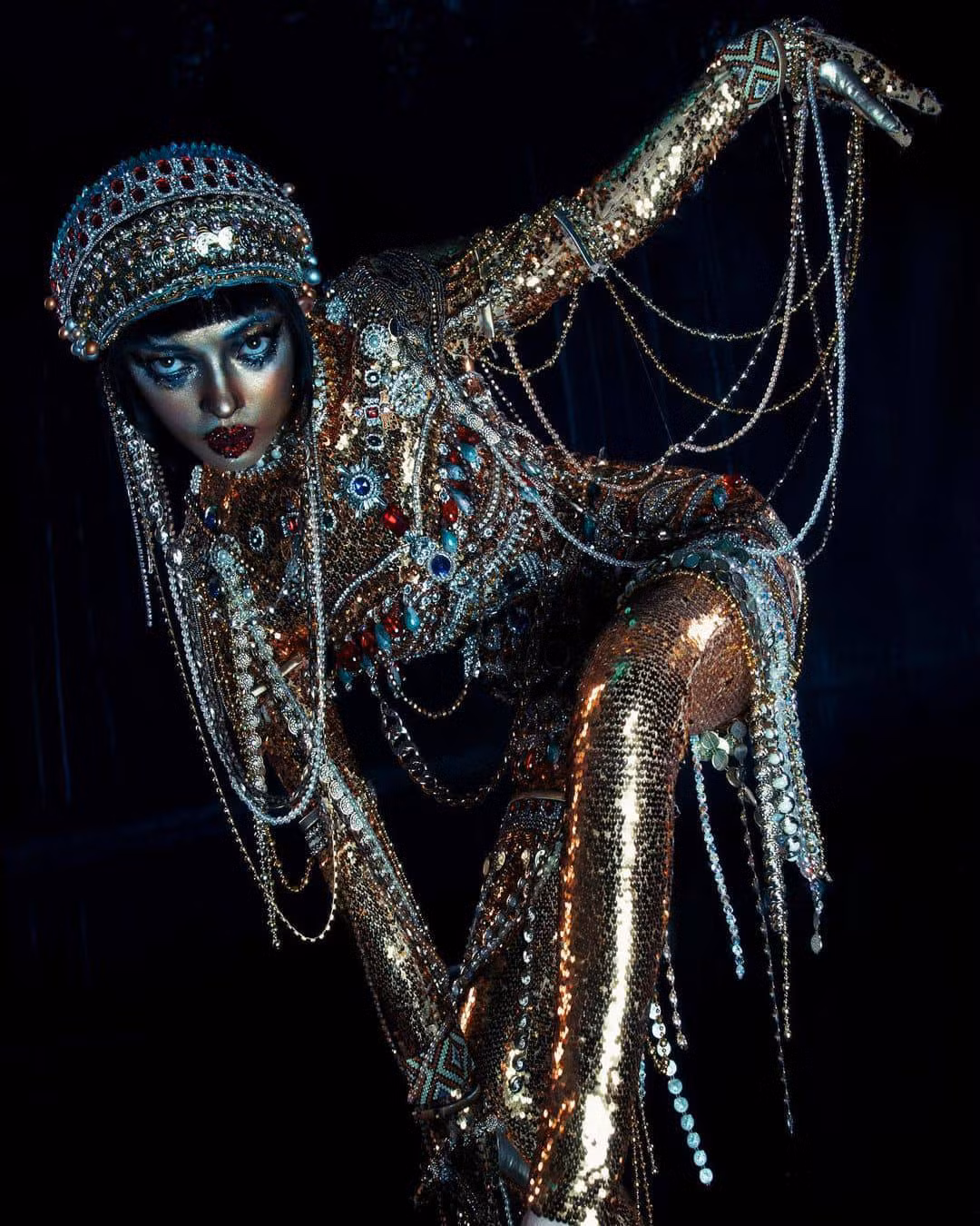 Châu Bùi gây ấn tượng khi hóa thân thành nhân vật Golden Woman - Siren (Jibaro) trong series Love, Death &amp; Robots dịp Halloween. Phần đầu tư về trang sức, trang điểm của bạn gái Binz nhận nhiều lượt tương tác, bình luận trên mạng xã hội.