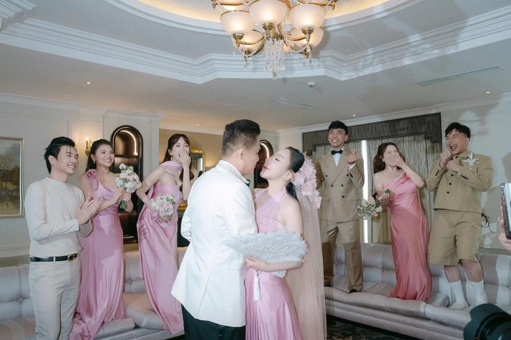 Nghệ sĩ mừng Hồ Quỳnh Hương lấy chồng. Nghệ sĩ mừng Hồ Quỳnh Hương lấy chồng.