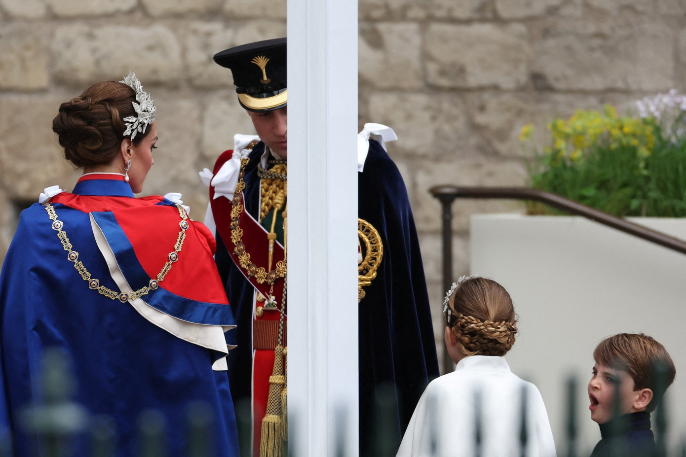 Ở góc ảnh rộng hơn, Thân vương William và Kate Middleton liên tục quan sát biểu cảm của Louis.