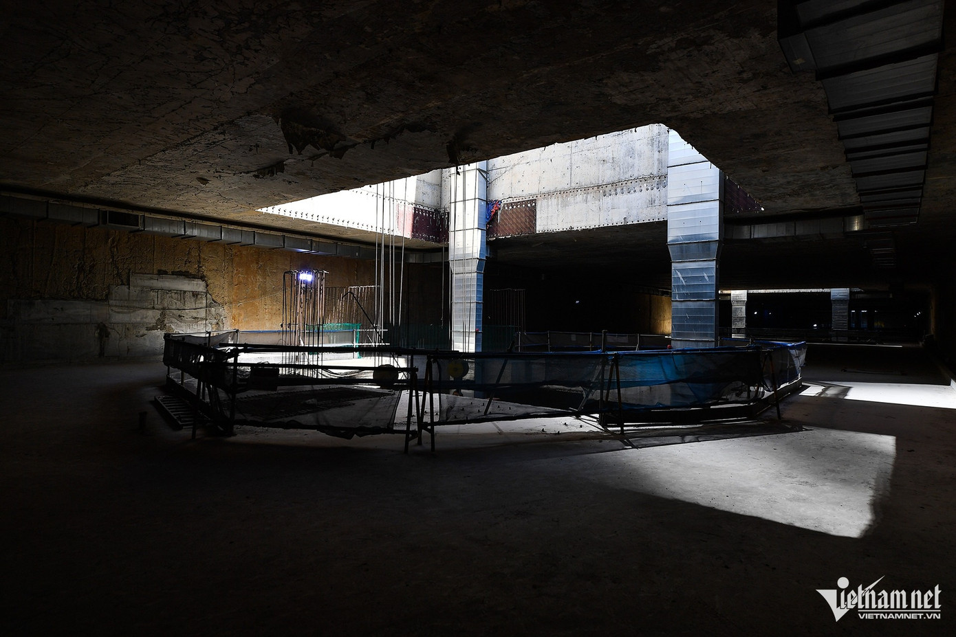 Ban Quản lý đường sắt đô thị Hà Nội (MRB) cho biết, tính đến ngày 29/11, tuyến đường sắt đô thị thí điểm đoạn Nhổn - ga Hà Nội đã thi công được 647m hầm (từ ngã tư Liễu Giai - Kim Mã đến khu vực gần phố Núi Trúc, quận Ba Đình). Trong ảnh là ga S9 tại ngã tư Kim Mã - Liễu Giai.