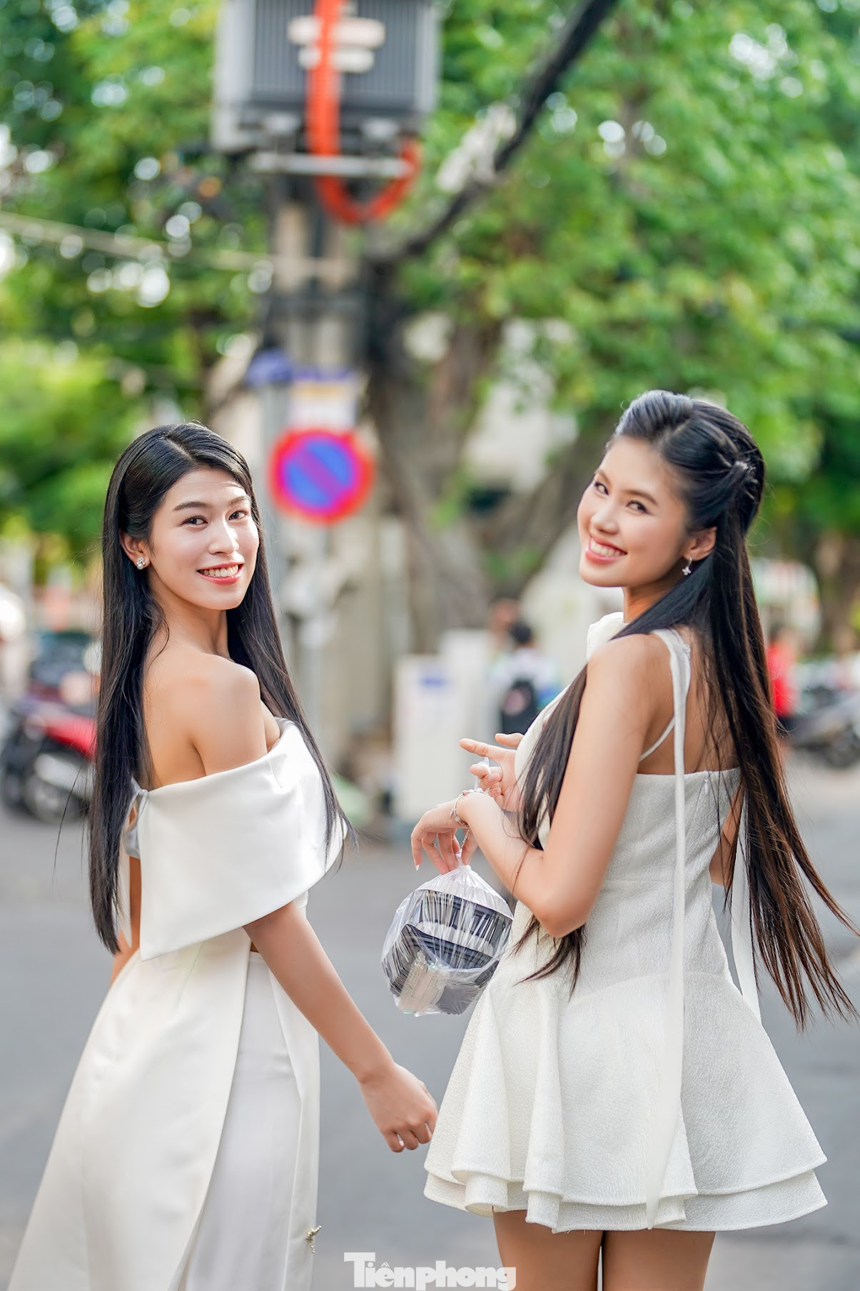 Thanh Thảo và Bảo Hà tranh thủ thời gian rảnh, khám phá ẩm thực đường phố tại TPHCM.