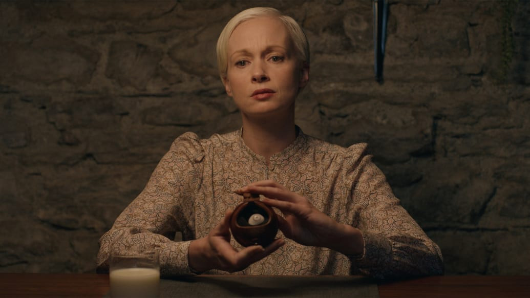 Carolyn Bracken gây ấn tượng khi đóng người vợ bị ám sát và nhà ngoại cảm mù.