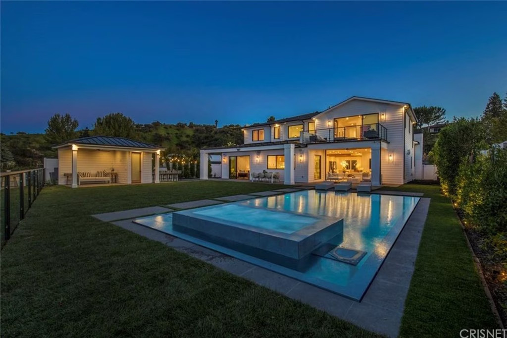 Bên ngoài biệt thự có bể bơi lớn. Biệt thự nằm ở sân sau, phần sân lớn phục vụ những bữa tiệc trời.