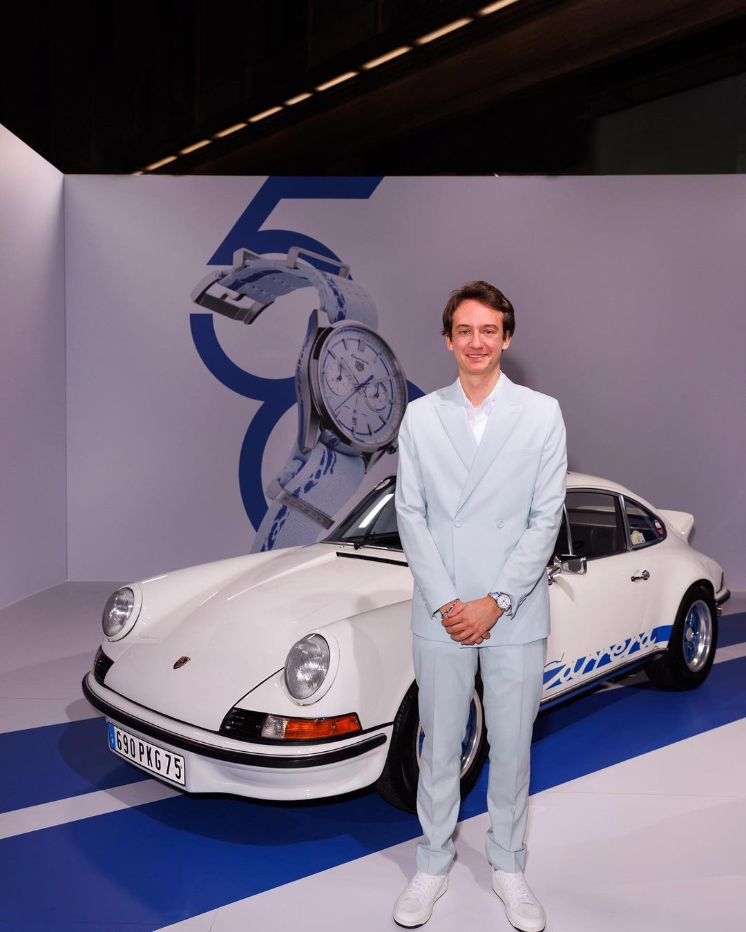 Theo Insider, Frédéric chọn trang phục vest để thể hiện sự chuyên nghiệp. Thỉnh thoảng, con trai tỷ phú chọn trang phục màu pastel, trông trẻ trung hơn và vẫn chuyên nghiệp. Theo Insider, Frédéric chọn trang phục vest để thể hiện sự chuyên nghiệp. Thỉnh thoảng, con trai tỷ phú chọn trang phục màu pastel, trông trẻ trung hơn và vẫn chuyên nghiệp.