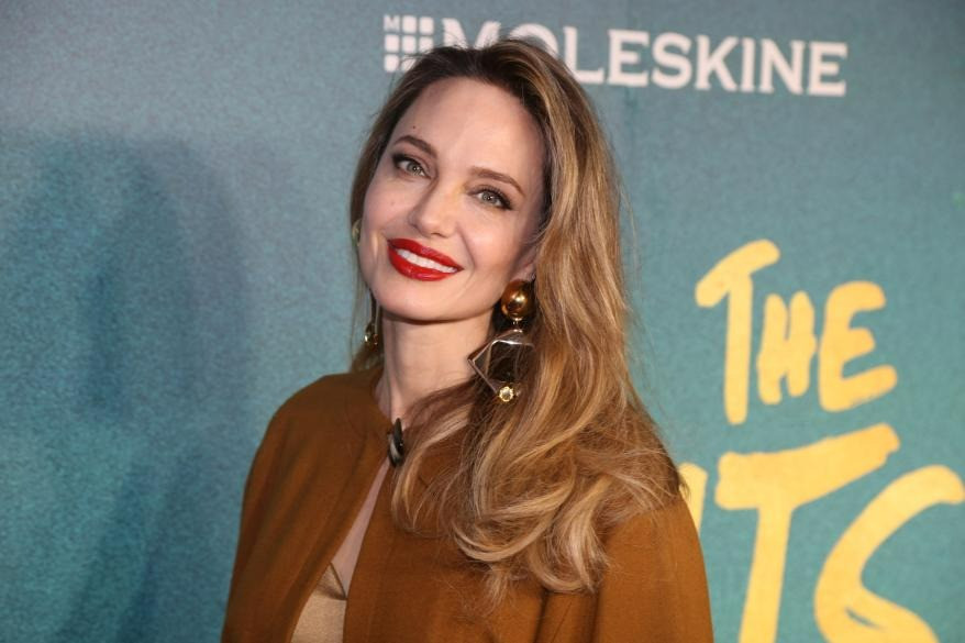 Ngôi sao 48 tuổi nhận được nhiều lời khen với mái tóc phồng rẽ ngôi. Lối trang điểm với son đỏ làm tăng vẻ gợi cảm cho nữ diễn viên.