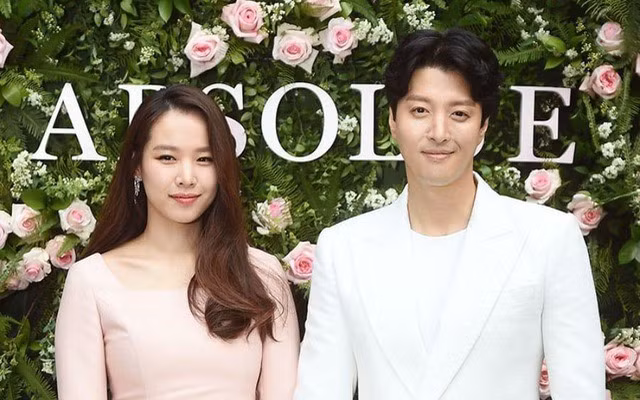 Lee Dong Gun và Jo Yoon Hee ly hôn sau ba năm.