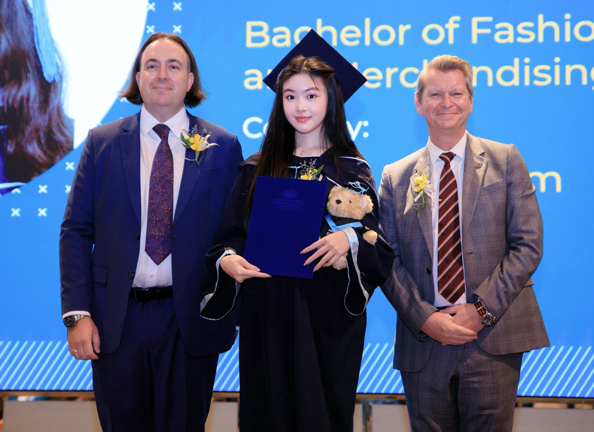 Mai Thảo Linh (biệt danh Lọ Lem) tốt nghiệp trung học ngày 15/6. Dạ Thảo, vợ của MC Quyền Linh, đăng ảnh con lên trang cá nhân, mừng Lọ Lem hoàn thành chương trình học cấp ba tại một trường quốc tế ở TPHCM. "Mừng con hoàn thành chặng đường ý nghĩa. Mong con bước tiếp vào chặng đường mới với niềm tin, ước mơ và sự vững vàng", Dạ Thảo viết. Mai Thảo Linh (biệt danh Lọ Lem) tốt nghiệp trung học ngày 15/6. Dạ Thảo, vợ của MC Quyền Linh, đăng ảnh con lên trang cá nhân, mừng Lọ Lem hoàn thành chương trình học cấp ba tại một trường quốc tế ở TPHCM. "Mừng con hoàn thành chặng đường ý nghĩa. Mong con bước tiếp vào chặng đường mới với niềm tin, ước mơ và sự vững vàng", Dạ Thảo viết.