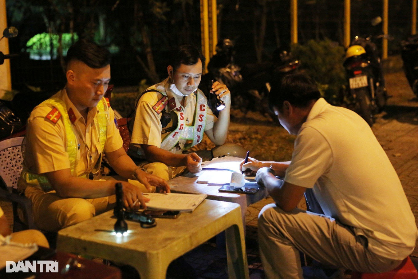 Ông C. ký biên bản khi bị CSGT xử phạt 7 triệu đồng (Ảnh: An Huy).