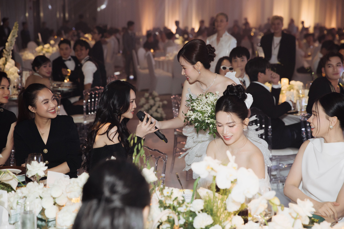 Khán giả gọi đây là "khoảnh khắc bình yên" trước khi Ninh Dương Lan Ngọc, Sĩ Thanh, Sam và dàn sao nữ quậy tưng bừng trong buổi tiệc thân mật toàn sao. Khán giả gọi đây là "khoảnh khắc bình yên" trước khi Ninh Dương Lan Ngọc, Sĩ Thanh, Sam và dàn sao nữ quậy tưng bừng trong buổi tiệc thân mật toàn sao.