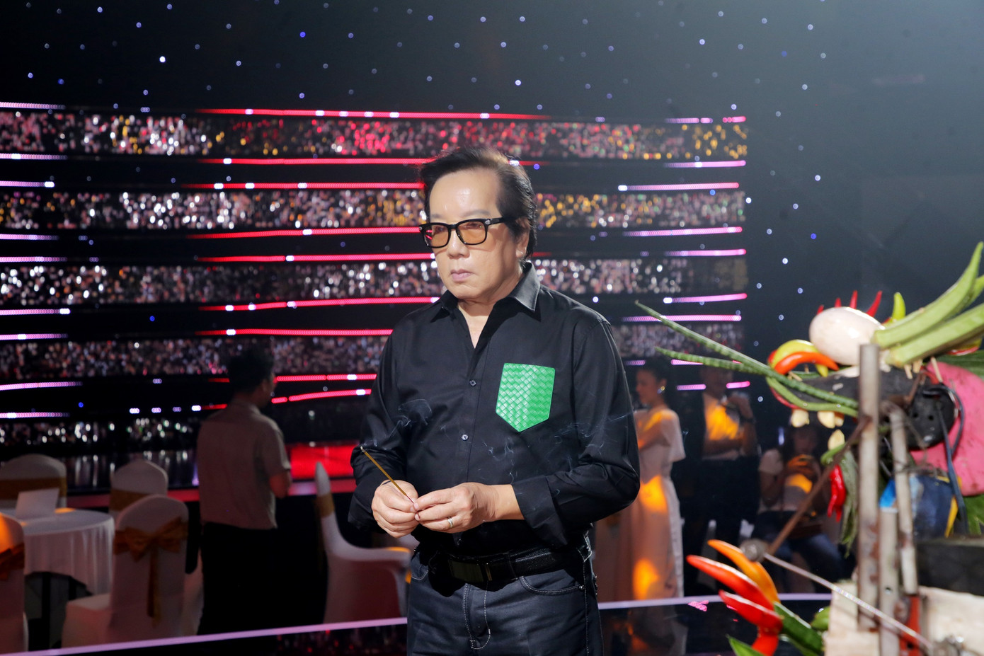 Danh ca Elvis Phương có mặt từ sớm tại sân khấu cúng Tổ, tranh thủ trò chuyện với đồng nghiệp. Ngôi sao sinh năm 1945 gần đây về Việt Nam, tham gia biểu diễn, ghi hình nhiều ca khúc phục vụ khán giả trong nước.