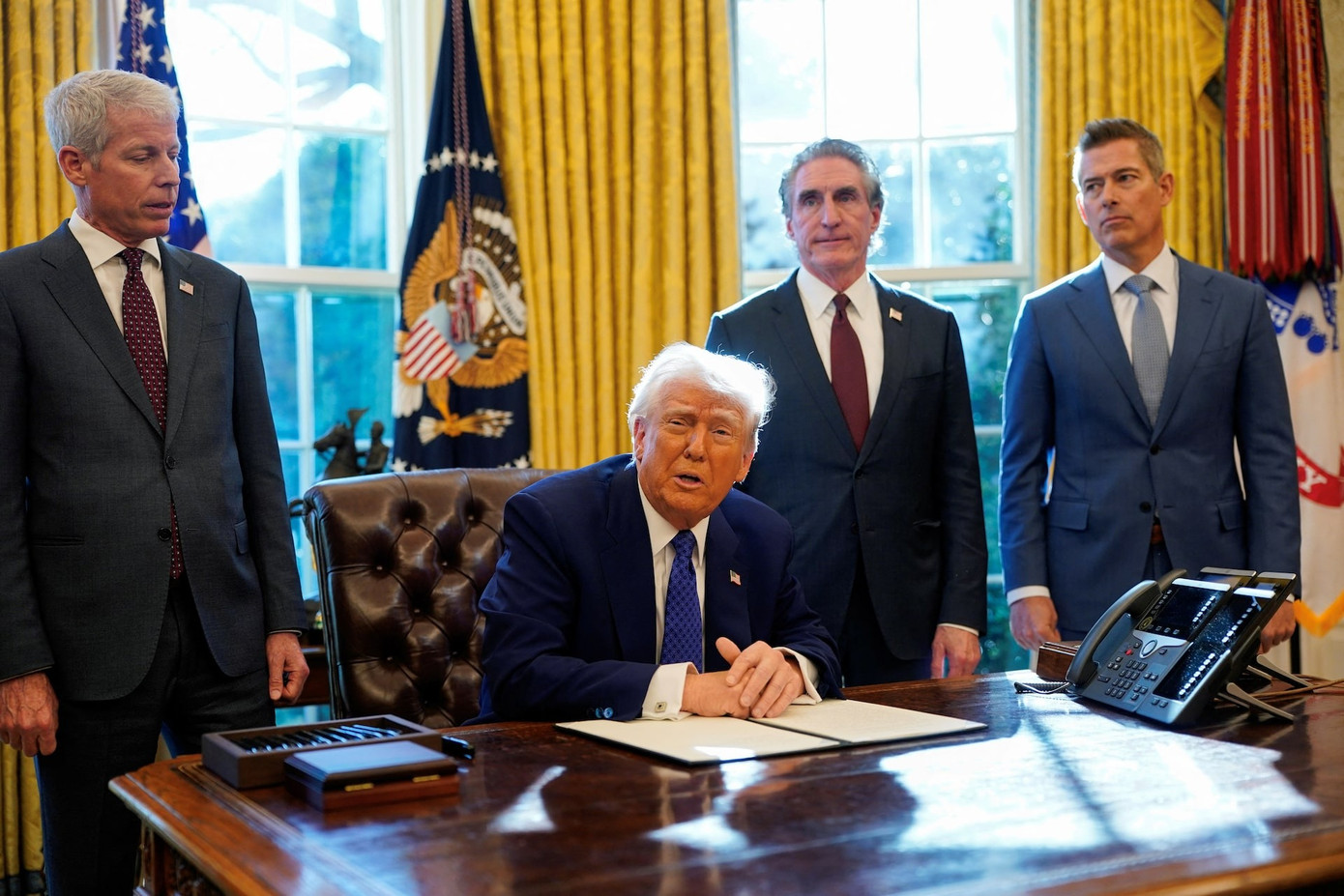 Thị trường chờ đợi điều gì xảy ra tiếp theo về thuế quan tại Phòng bầu dục - nơi ông Trump ký sắc lệnh hành pháp. Thị trường chờ đợi điều gì xảy ra tiếp theo về thuế quan tại Phòng bầu dục - nơi ông Trump ký sắc lệnh hành pháp.