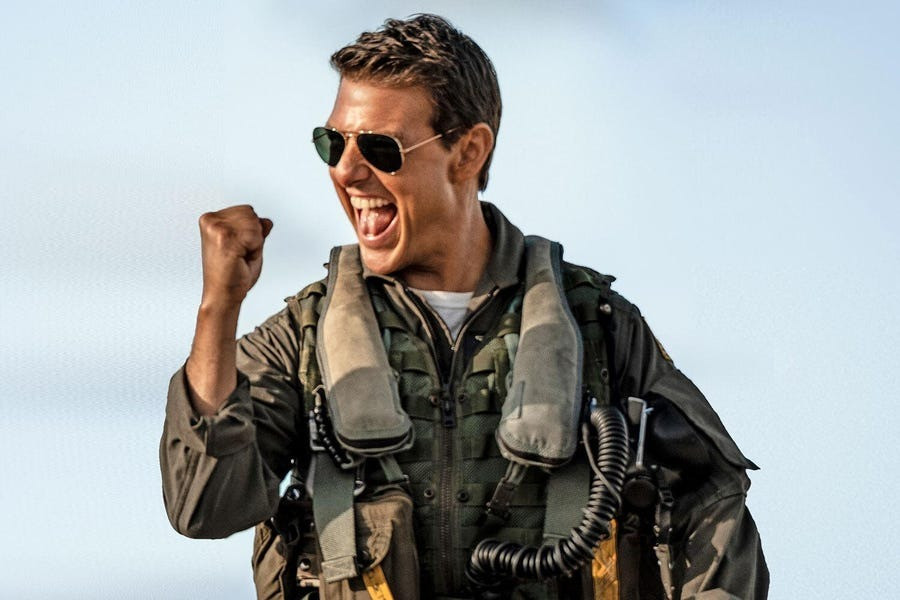 Năm 2022, sau 36 năm thủ vai Pete &quot;Maverick&quot; Mitchell, Tom Cruise trở lại với vai diễn và tạo cơn sốt toàn cầu. Như đã làm với War of the Worlds và một số phần phim Mission: Impossible, nam diễn viên chọn lấy phần trăm doanh thu phòng vé. Với 1,5 tỷ USD toàn cầu, anh tiếp tục bỏ túi hơn 100 triệu USD. Top Gun: Maverick cũng là thành công lớn nhất mọi thời đại của Tom Cruise.