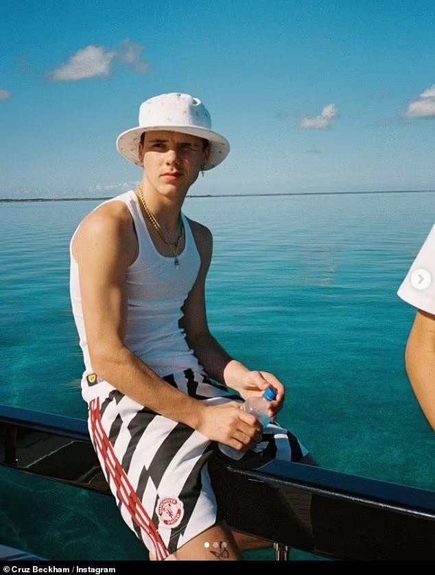 Cruz Beckham theo đuổi sự nghiệp ca hát chuyên nghiệp giống mẹ. Ảnh: @cruzbeckham.