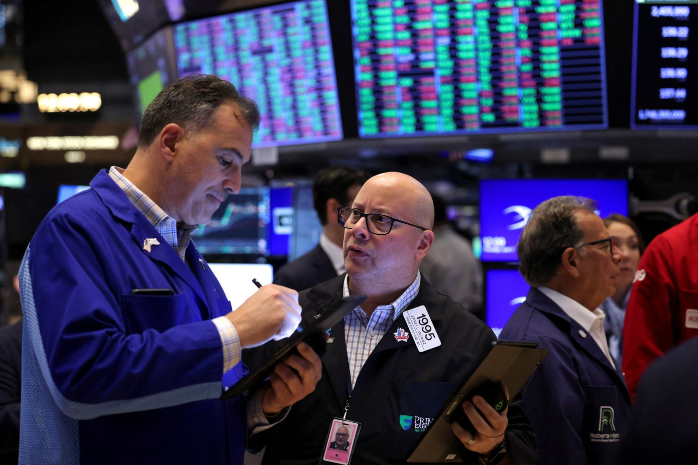 Các nhà giao dịch tại Sàn giao dịch chứng khoán New York, Mỹ. Các nhà giao dịch tại Sàn giao dịch chứng khoán New York, Mỹ.