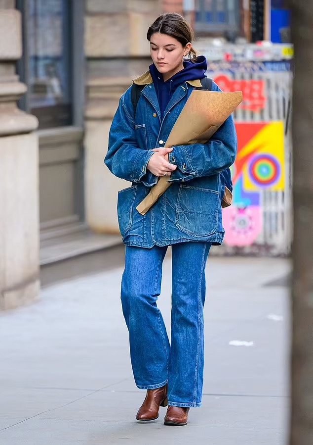 Một ngày trước, paparazzi chụp được bức ảnh Suri Cruise một mình trên đường phố New York, Mỹ, tay ôm bó hoa. Theo Page Six, Suri chuẩn bị cho tiệc sinh nhật cùng mẹ và một số bạn bè thân thiết.