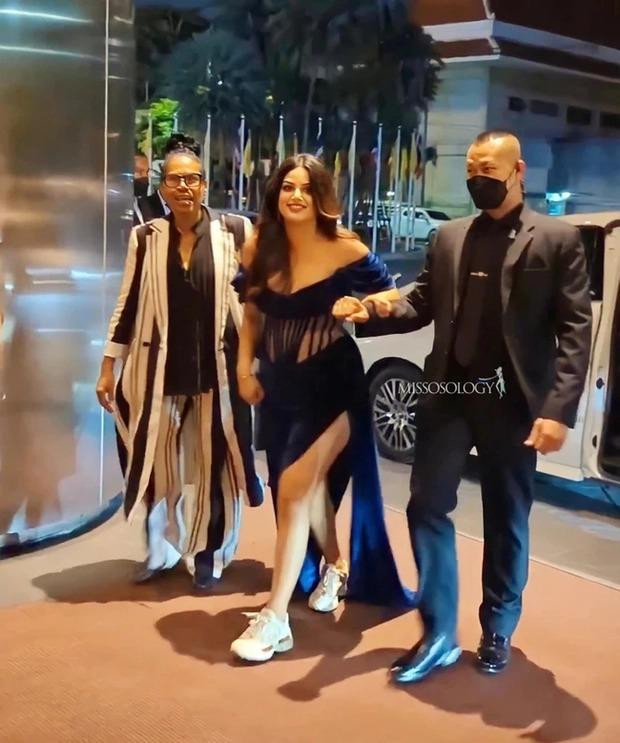 Hình ảnh trước và sau khi lên sân khấu của Hoa hậu Hoàn vũ Harnaaz Sandhu.