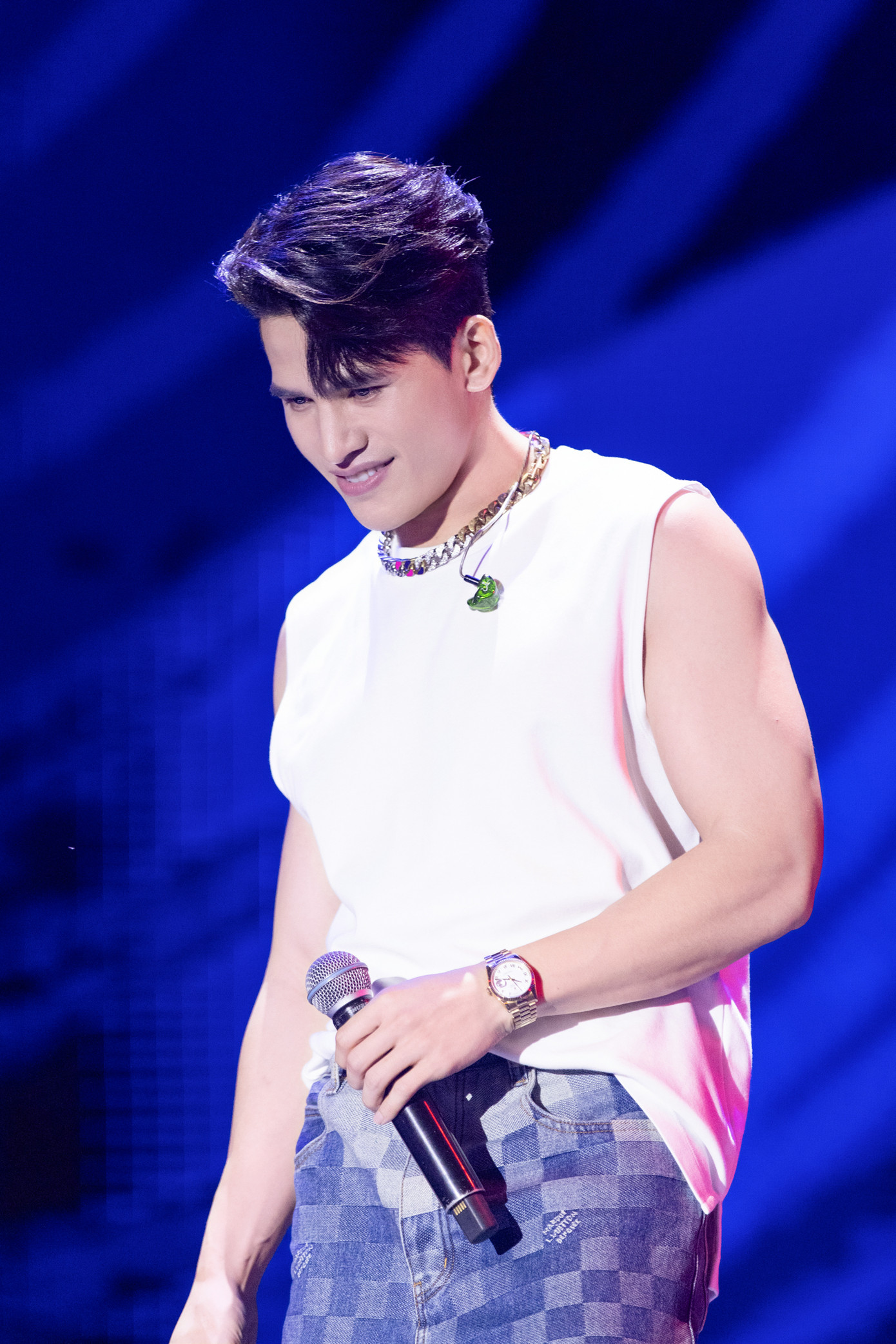 Quán quân Vietnam Idol Quốc Thiên khoe giọng với Gặp nhưng không ở lại. Anh tài đang được chú ý tại chương trình Anh trai vượt ngàn chông gai.