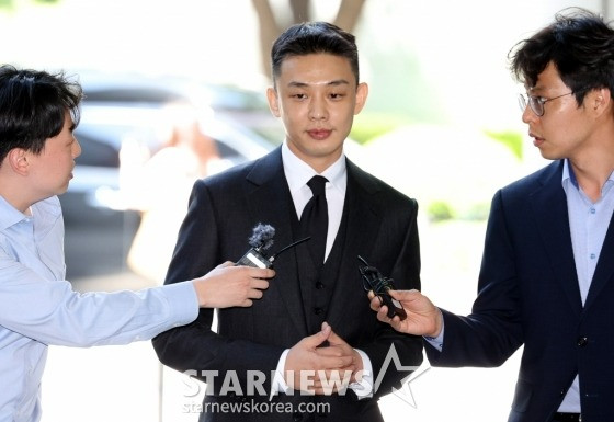 Yoo Ah In trong một lần ra tòa.