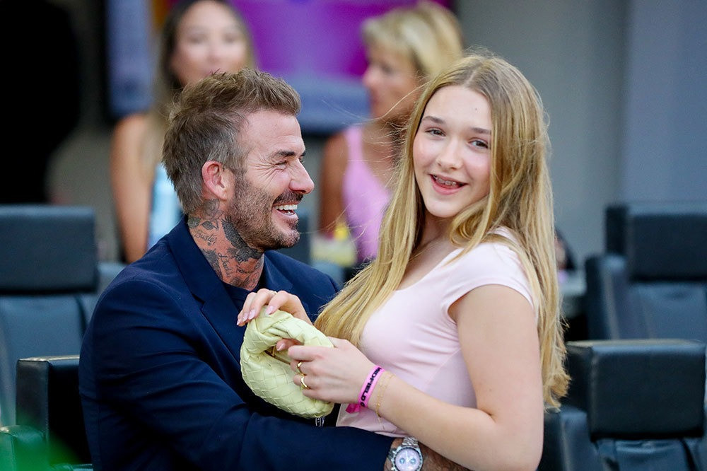 Beckham nổi tiếng với hình ảnh người cha thương con, luôn thể hiện tình cảm với các con ở nơi công cộng. Suốt thời gian diễn ra trận đấu, cựu danh thủ người Anh liên tục trò chuyện cùng con gái. Beckham nổi tiếng với hình ảnh người cha thương con, luôn thể hiện tình cảm với các con ở nơi công cộng. Suốt thời gian diễn ra trận đấu, cựu danh thủ người Anh liên tục trò chuyện cùng con gái.