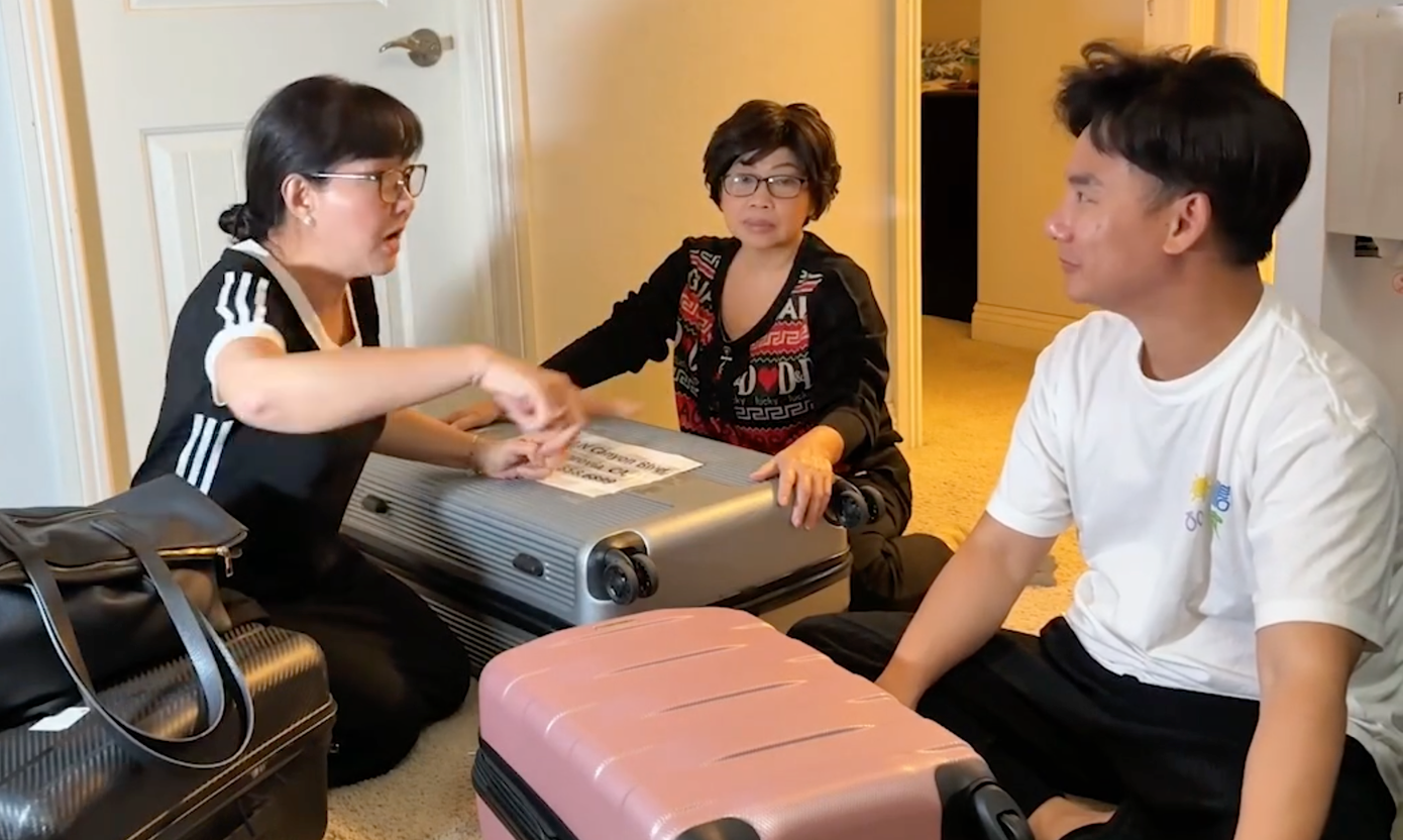 Nghệ sĩ Phương Dung kể lại khoảnh khắc nghệ sĩ Phi Phụng bị giữ lại tại sân bay.