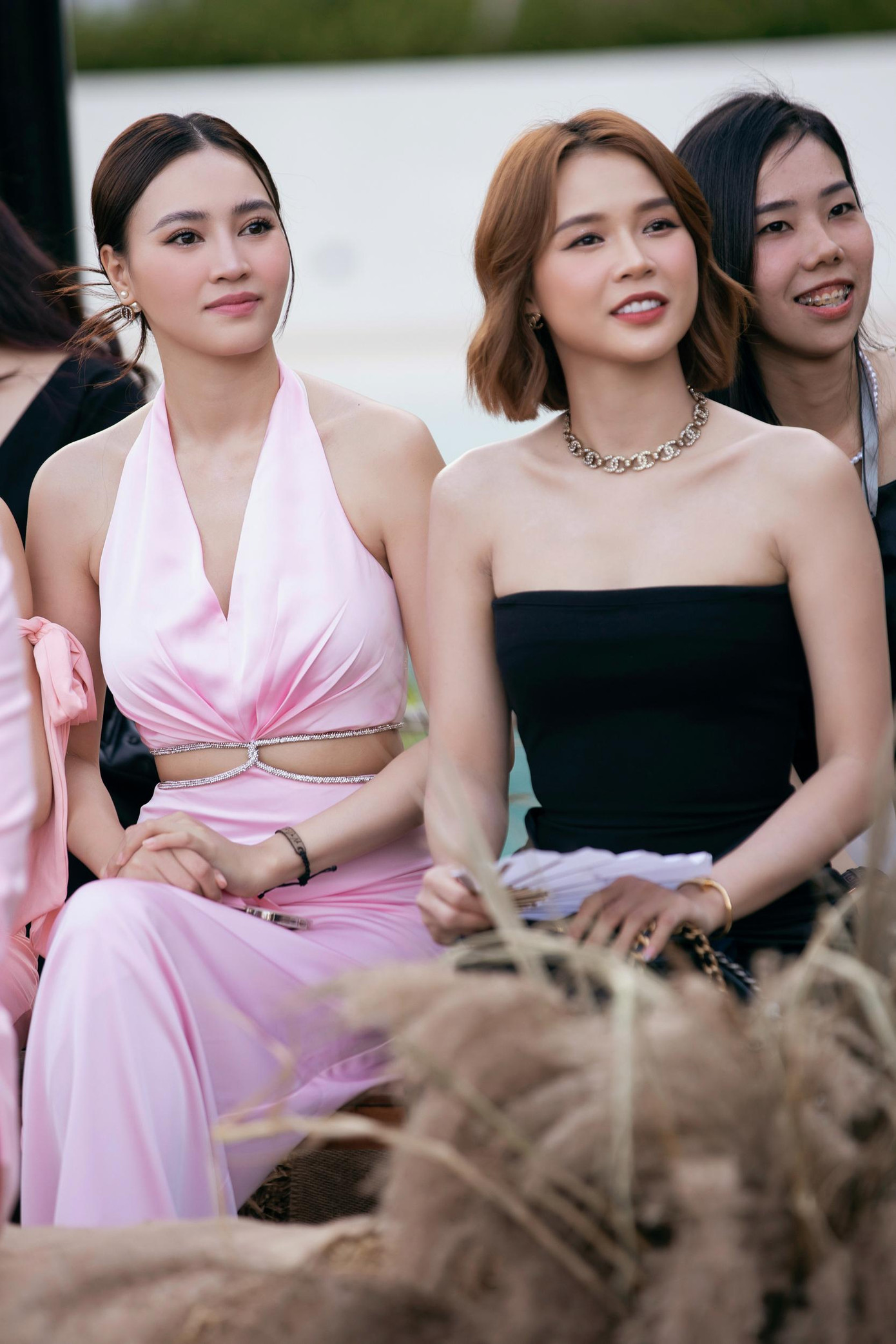 Ninh Dương Lan Ngọc diện trang phục hồng với những đường cắt xẻ táo bạo trong tiệc cưới Diệu Nhi. Trong khi đó, Sam gợi cảm với váy quây đen. Sam cũng là nhân vật chụp được hoa cưới từ cô dâu.