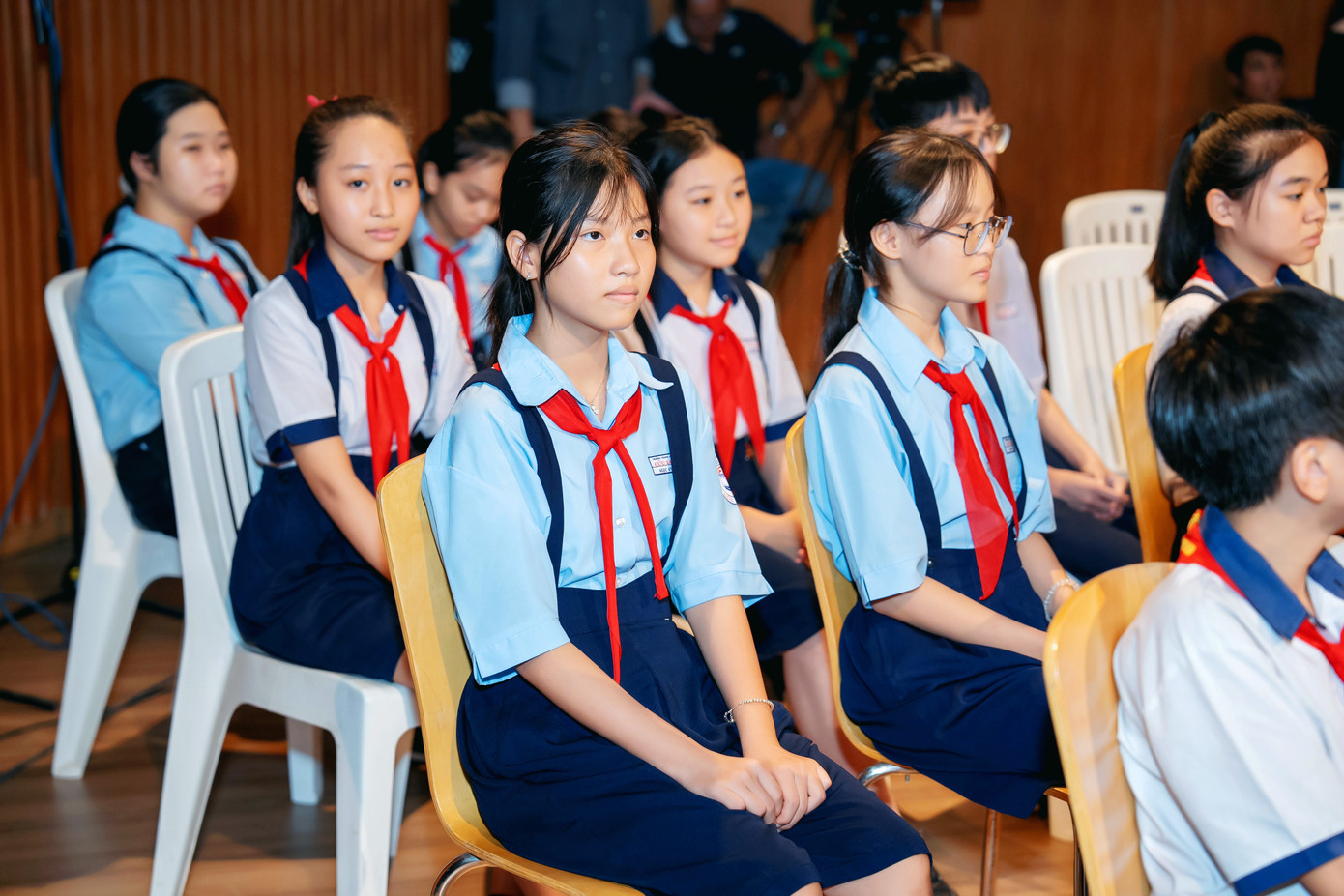 Các em học sinh dành tiền tiết kiệm ủng hộ đồng bào miền Bắc.