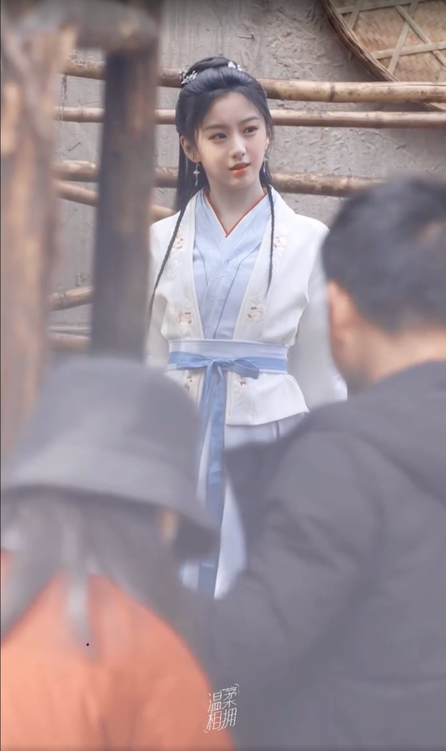 Nữ diễn viên được khen lanh lợi, xinh đẹp nhưng chưa thể so với Châu Tấn. Nữ diễn viên được khen lanh lợi, xinh đẹp nhưng chưa thể so với Châu Tấn.