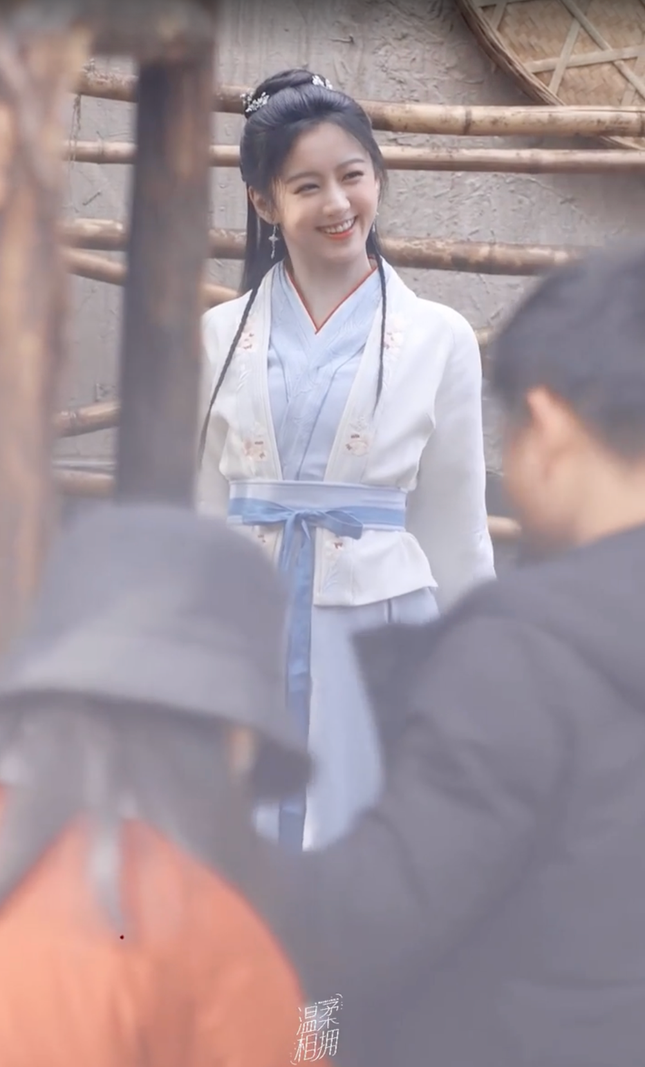 Nữ diễn viên được khen lanh lợi, xinh đẹp nhưng chưa thể so với Châu Tấn. Nữ diễn viên được khen lanh lợi, xinh đẹp nhưng chưa thể so với Châu Tấn.