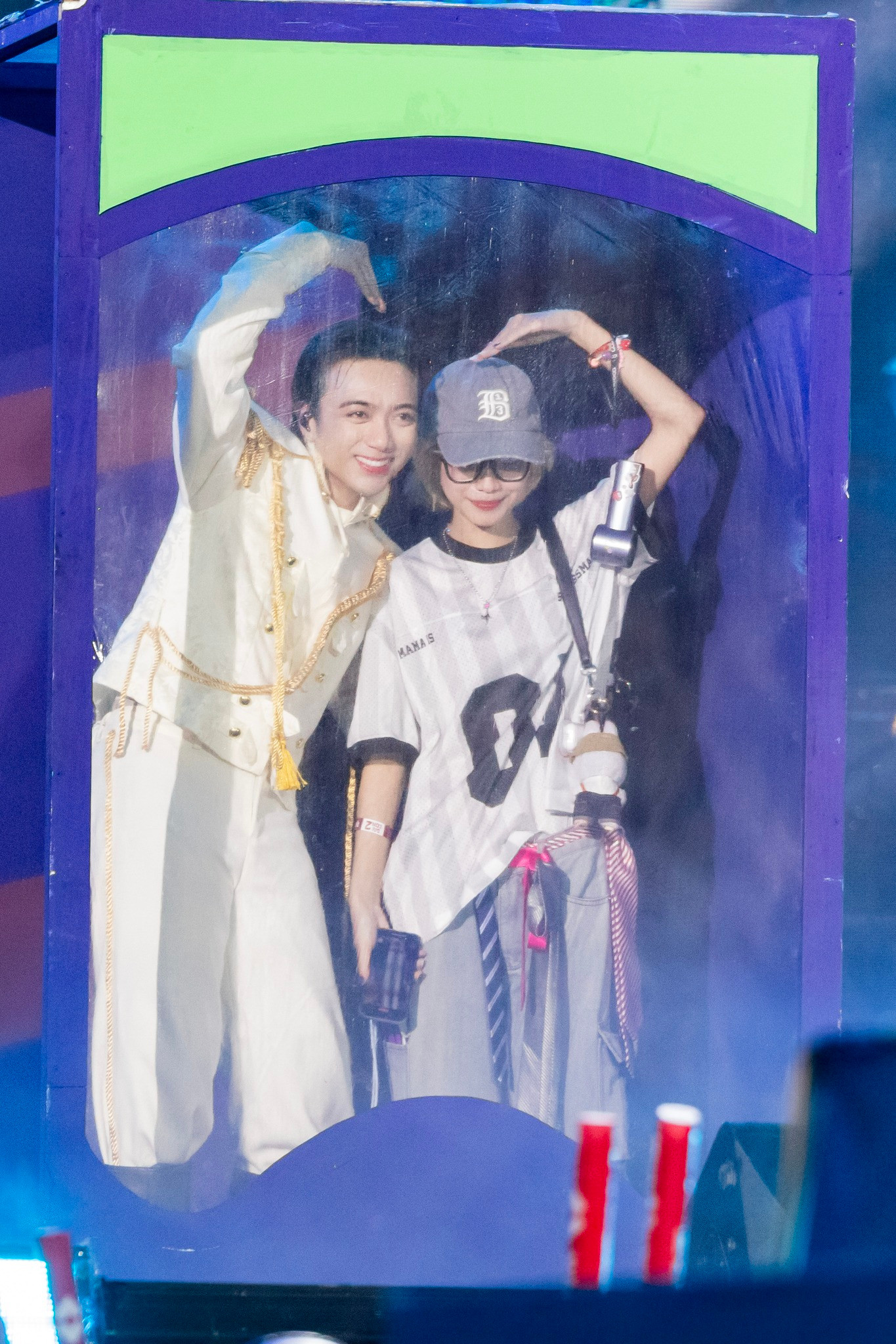 Soobin Hoàng Sơn là anh tài được lòng khán giả nhất chương trình. Mỗi lần xuất hiện, &quot;Sibun&quot; - biệt danh của nam ca sĩ ở show Anh trai - khiến nhiều người hò hét vì visual, khả năng biểu diễn. Trong ảnh, một khán giả may mắn khi được hóa thân thành công chúa, tạo dáng cùng Soobin. &quot;Em tạo dáng xong chưa, đến lượt chị&quot;, &quot;Thích nhất là chị gái này, đội ở dưới chỉ biết ghen tỵ&quot;, &quot;Mỗi lần lia camera đến Soobin là khán giả hò hét, giờ vẫn còn nhớ khoảnh khắc đó&quot;... khán giả bình luận.