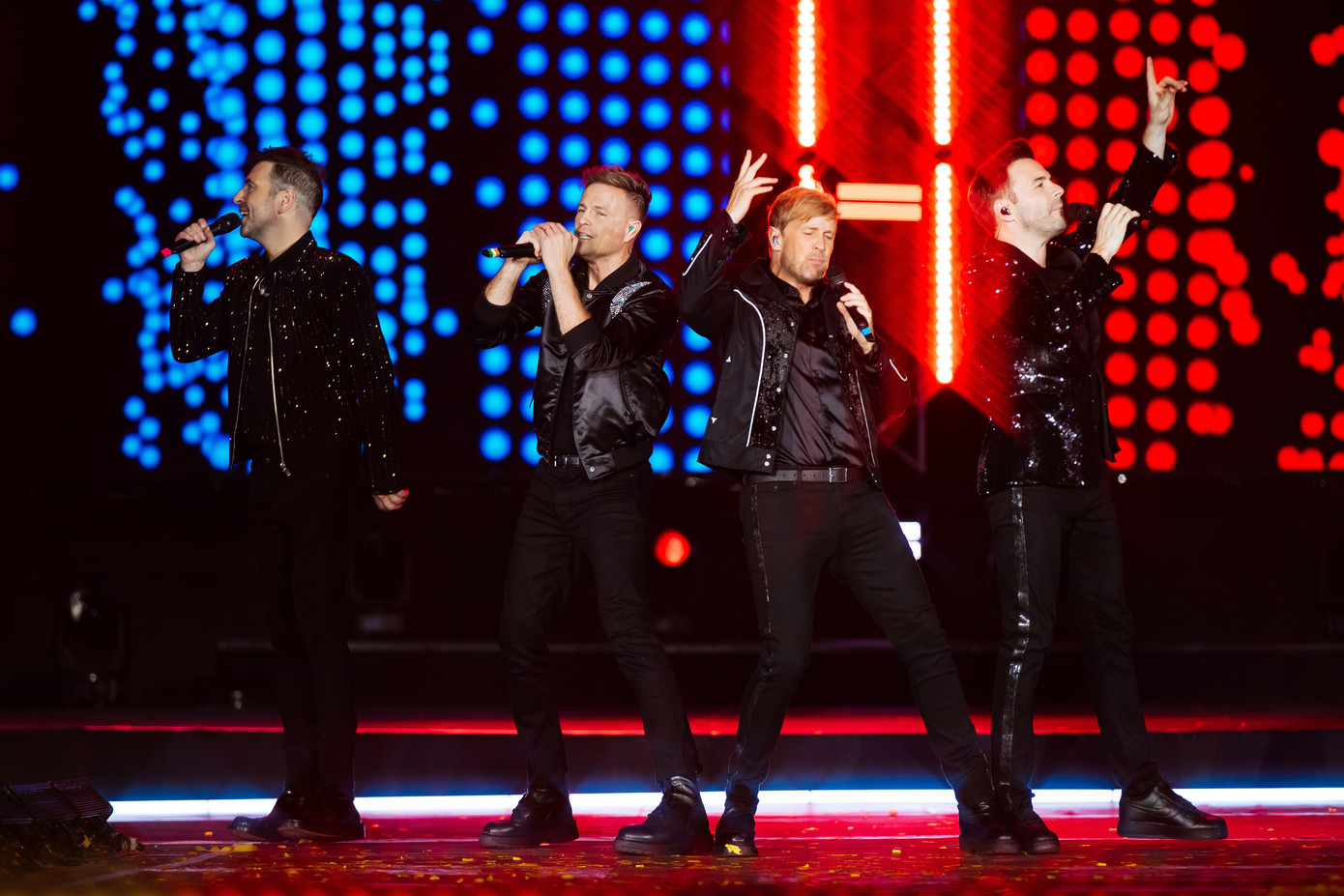 Westlife biểu diễn tại sân vận động Thống Nhất tối 22/11.