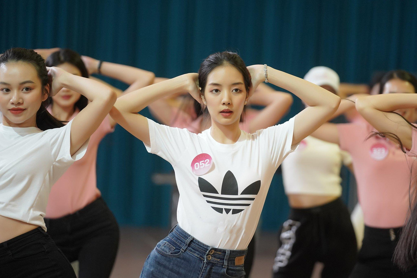 Thí sinh Mai Chi (SBD 052) cho biết cô không bị xuống tinh thần sau một ngày dài tập luyện. Là một trong những thí sinh đứng hàng đầu để biểu diễn trong đêm chung khảo, Mai Chi nói cô không bị áp lực mà cho rằng đây chính là cơ hội giúp cô được nhiều người chú ý.