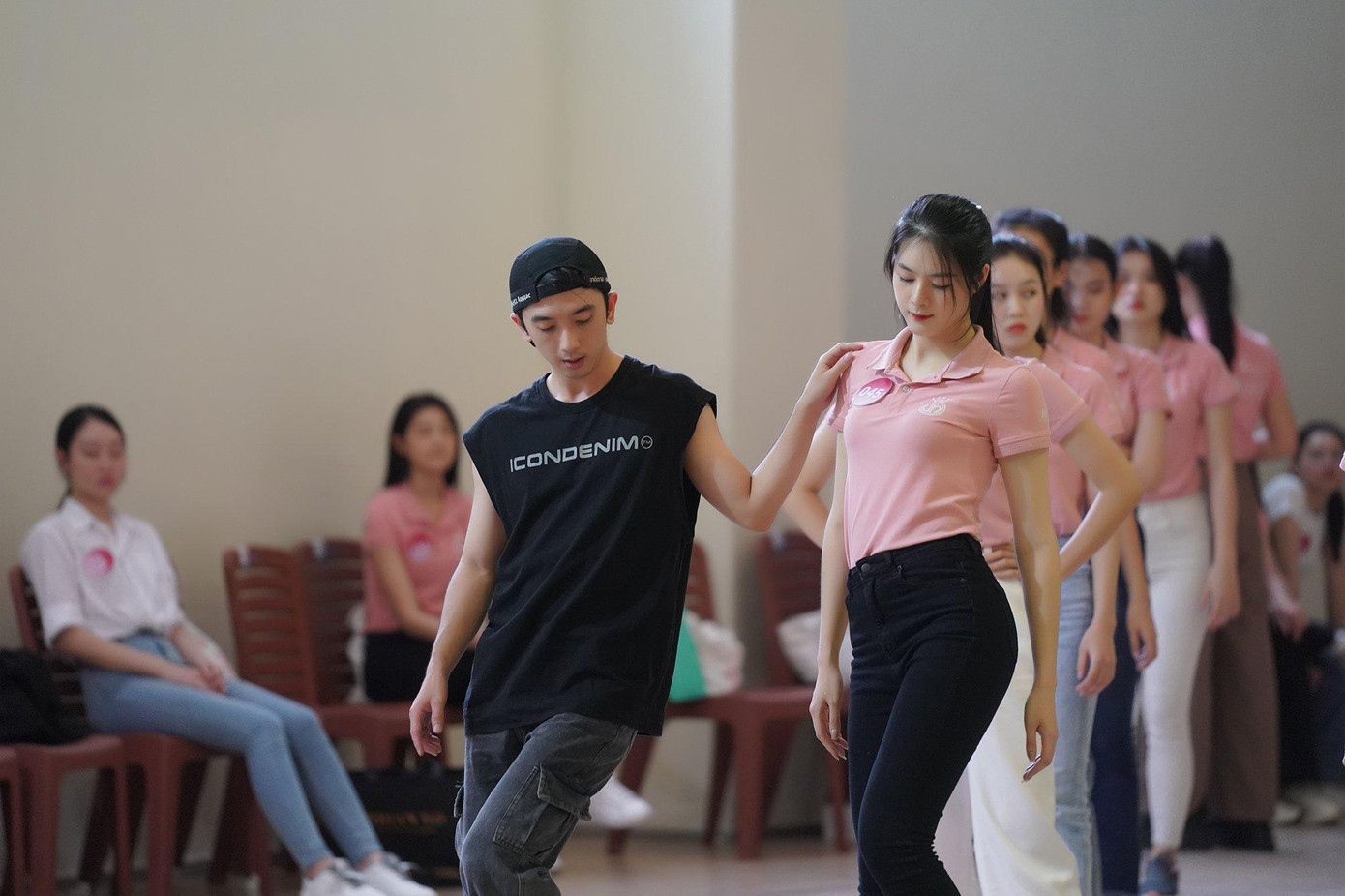 Các thí sinh được ê-kíp của biên đạo Khoa Nguyễn hướng dẫn từng bước đi, dáng đứng sao cho phần thi ở đêm chung khảo phải hoàn hảo nhất có thể.