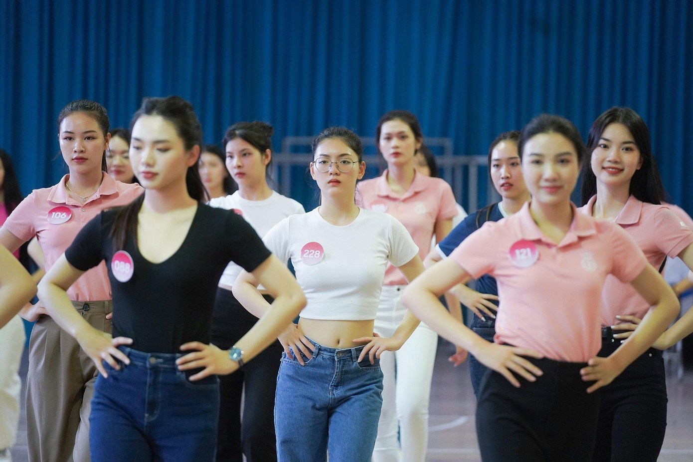 Tại buổi tập luyện vũ đạo thứ hai, nhiều thí sinh tự chuẩn bị trang phục khoe vòng eo. Điều đó giúp các cô gái tự nhìn ra điểm mạnh, yếu và được huấn luyện viên chuyên môn khắc phục ngay tại buổi tập.