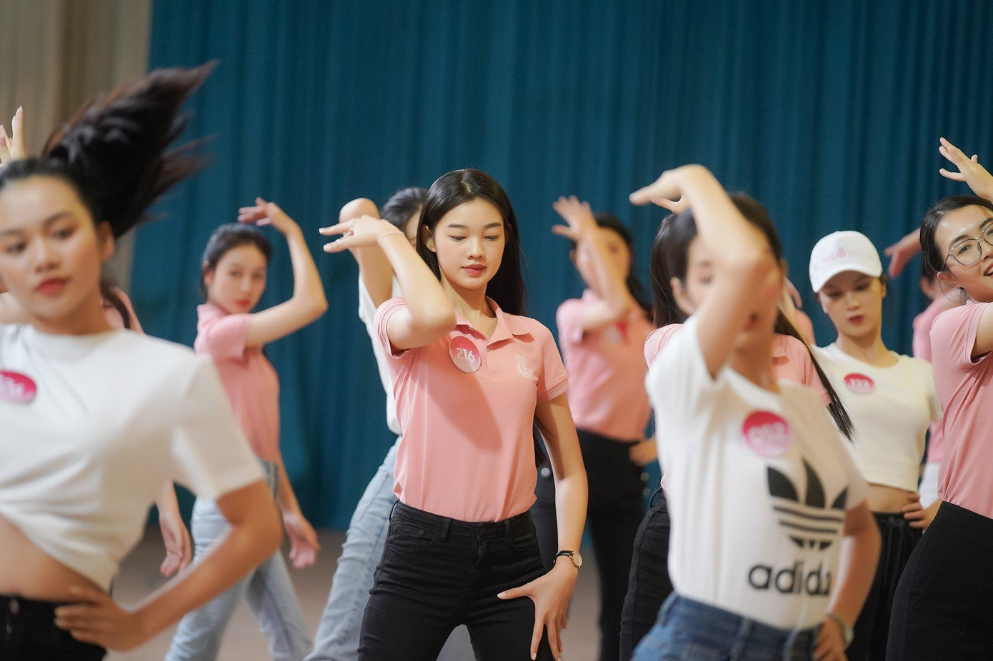 Trần Thị Bé Quyên (SBD 216) là một trong những thí sinh có kinh nghiệm ở các cuộc thi nhan sắc khác. Trước đó, cô đạt thành tích Top 10 Miss World Vietnam 2022.