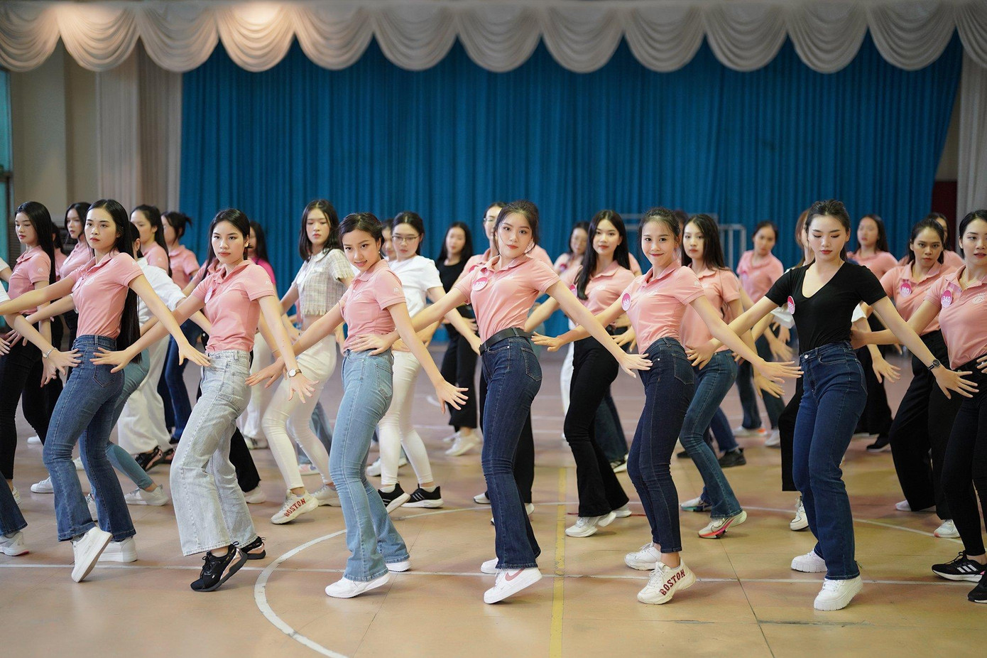 Ở buổi tập luyện ngày 19/11, thí sinh gặp nhiều khó khăn vì phải trình diễn bài nhảy kết hợp vũ đạo với catwalk. Sau ngày tập luyện đến 22h, 56 cô gái kịp bắt nhịp, hoàn thành khá tốt ở buổi tập luyện thứ 2.